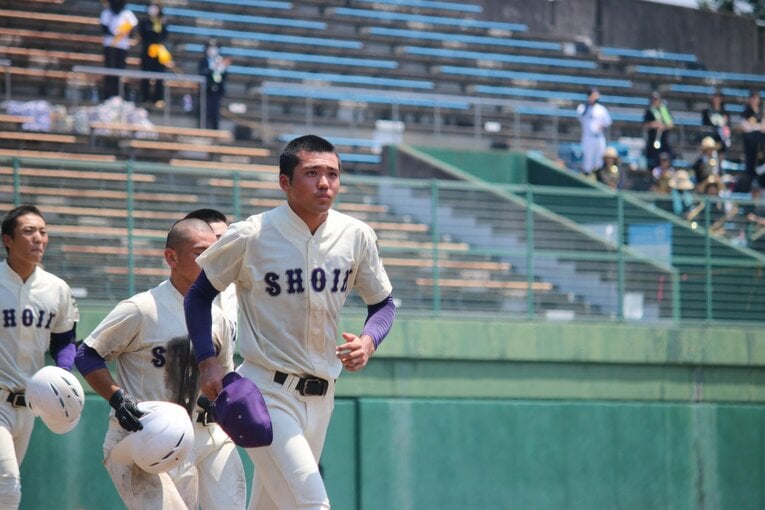 グラウンドで最後の夏を終えた西村主将　©︎Sankei Shimbun