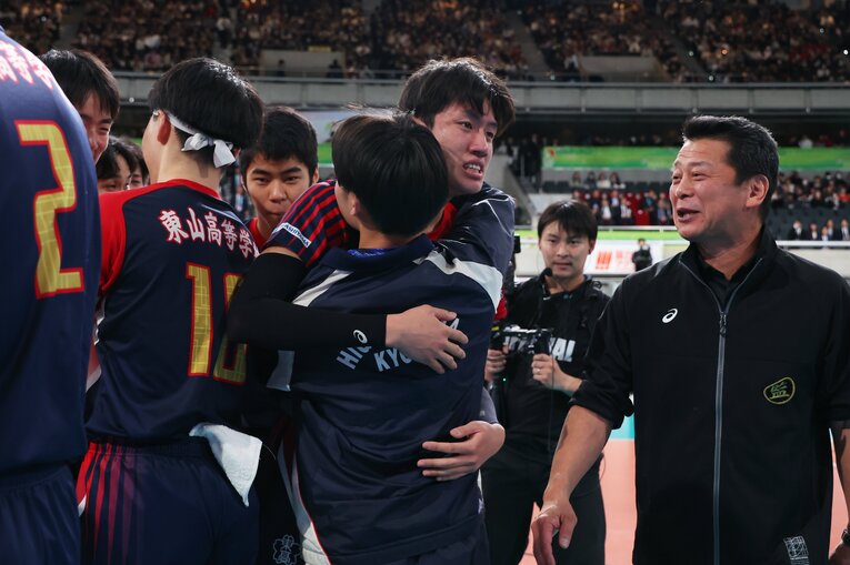 試合後、涙する東山高校・岩田怜緯（2年）。視線はもう「連覇」に向いている　©︎Naoki Morita/AFLO SPORT