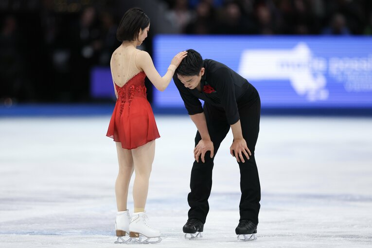 世界選手権フリーの演技後、木原の頭をぽんぽんと叩く三浦　©︎Getty Images
