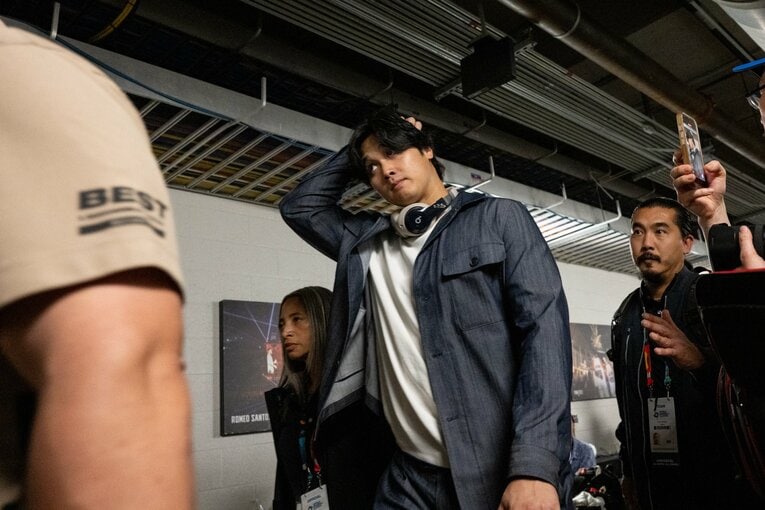 深夜1時半を過ぎた頃、大谷もカメラの前に現れた　©Nanae Suzuki