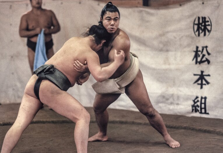 1983年撮影、九州場所（11月場所）を控えた稽古場で　©Getty Images