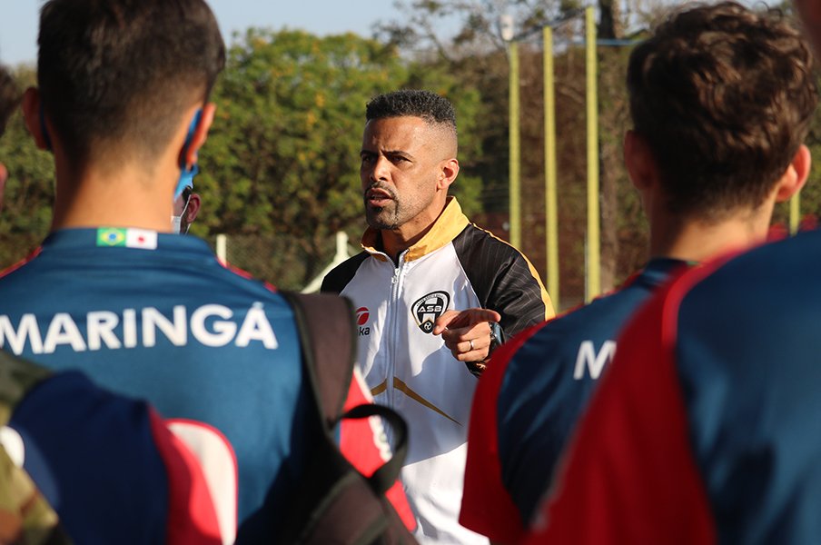 「人が良すぎる。南米や欧州では絶対にやらない」交渉とは 三都主44歳が日本サッカーに苦言《ブラジルで今何してる?》<Number Web> photograph by Santos Soccer Academy