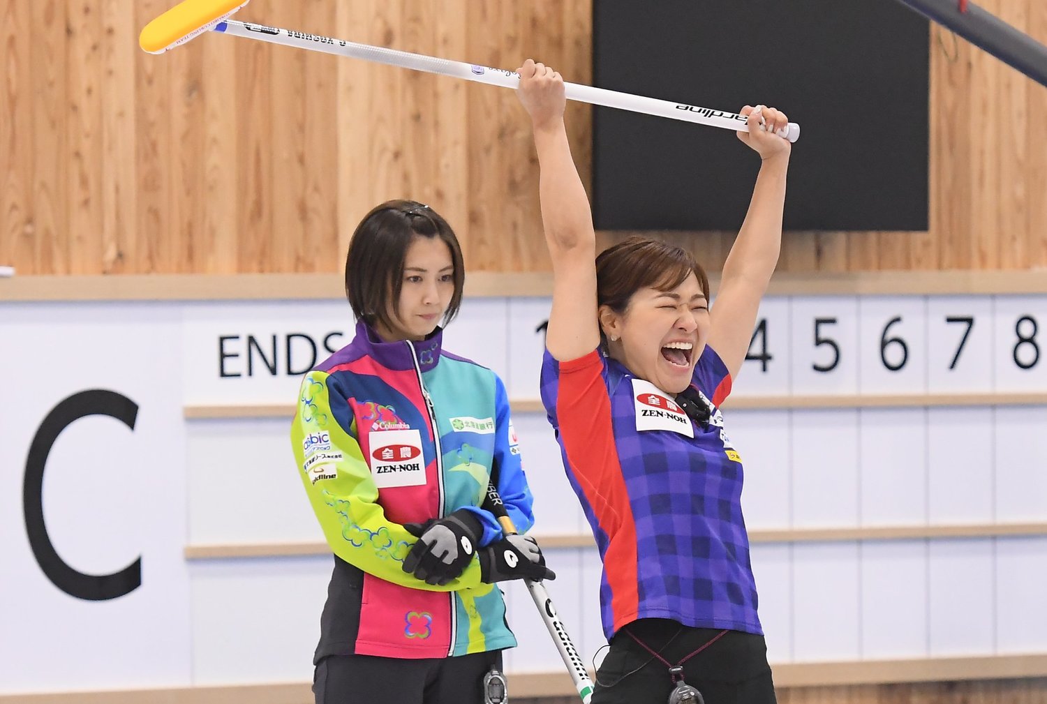 雌雄決した瞬間、喜びを爆発させるロコ・ソラーレ吉田知那美の背後で、吉村は厳しい表情を見せた　©JCA IDE