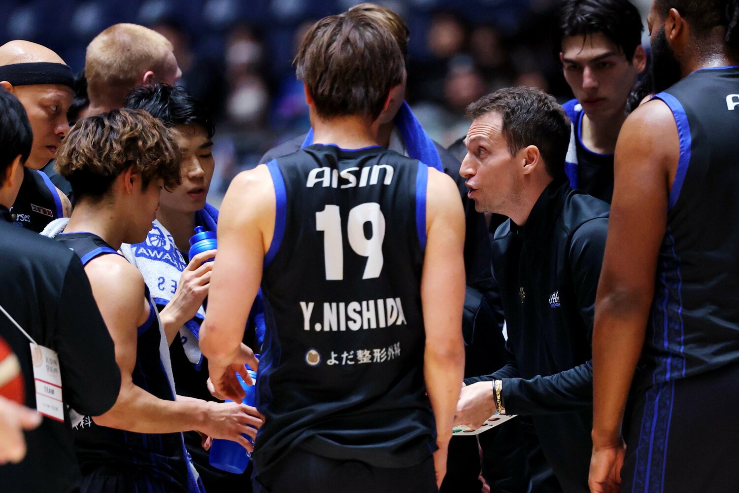 NBAワシントン・ウィザーズなどでアシスタントコーチを歴任し、2023年からシーホース三河のヘッドコーチを務めるライアン・リッチマン。日本代表では吉本ともにアシスタントコーチを兼任する　©︎Naoki Nishimura/AFLO SPORT