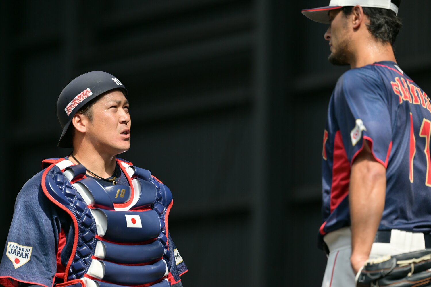 ダルビッシュ有（右）と言葉をかわす甲斐拓也　©︎Hideki Sugiyama