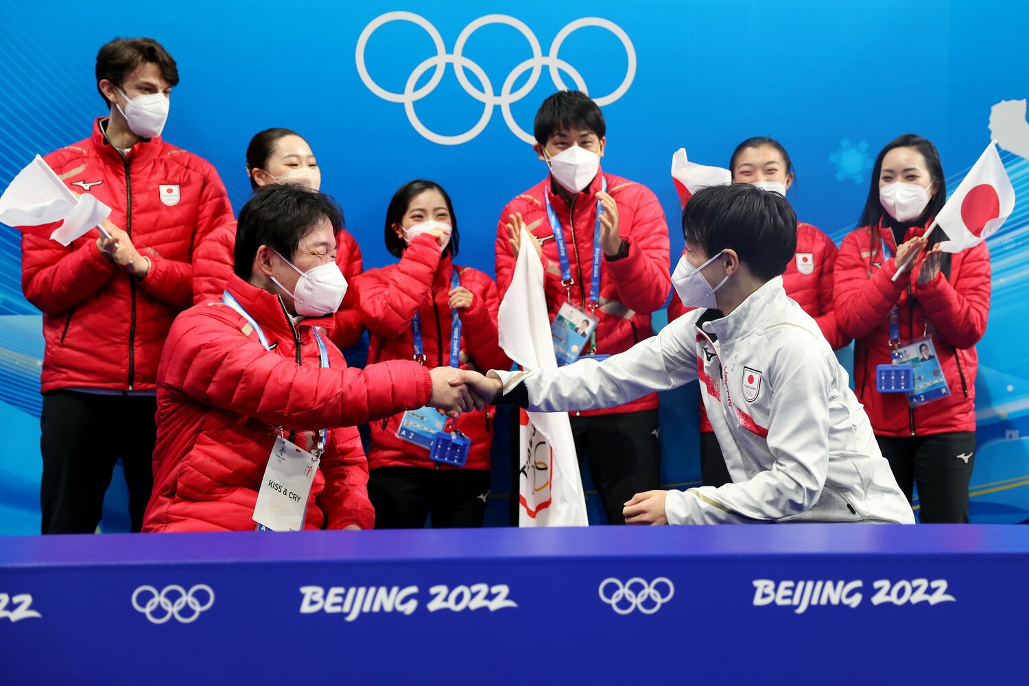 キス＆クライでは、力強く握手を交わす場面も