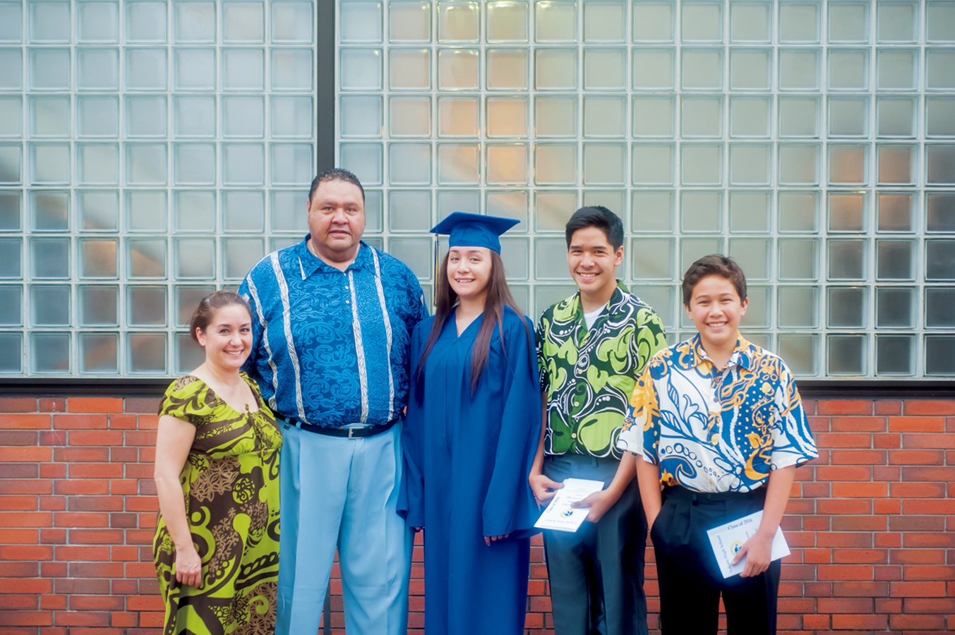 '16年6月の長女の高校卒業式。これが家族5人が立って写っている最後の写真になった　©︎Christine Reiko Akebono 