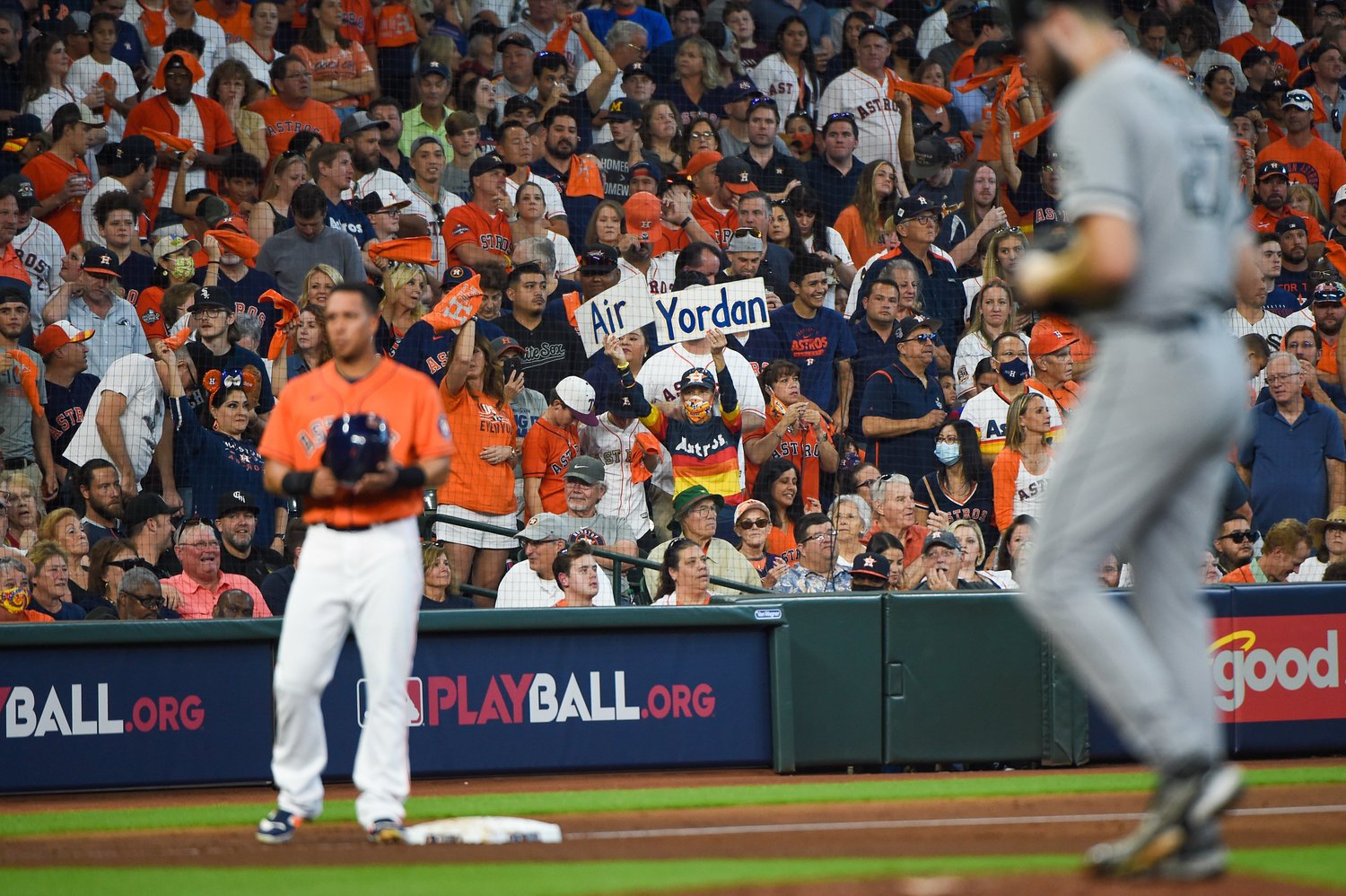 10月8日のアストロズ対ホワイトソックス。観客席はファンで埋め尽くされたが、マスクをしているファンはごくわずか