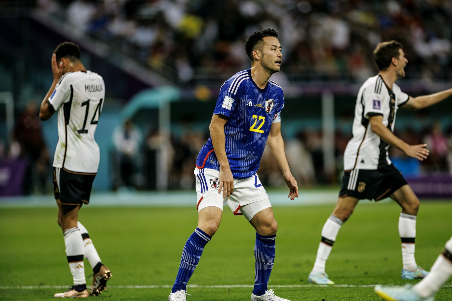 ムシアナ（左）とミュラーに苦しめられた日本のディフェンス　©Kiichi Matsumoto／JMPA