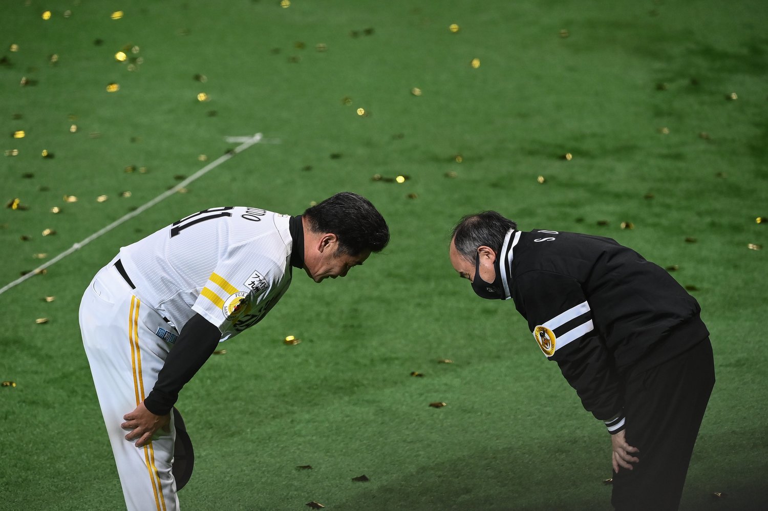 日本シリーズ終了後、挨拶をする工藤監督と孫正義オーナー　(C)Nanae Suzuki