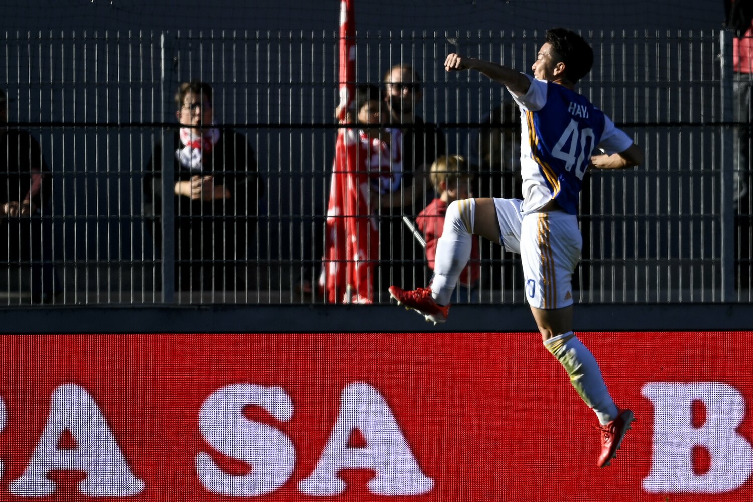 移籍後初ゴールを奪って喜びを爆発させる川辺。仲間たちが駆け寄るシーンは、チームに馴染んでいることを証明していた　©︎freshfocus/AFLO