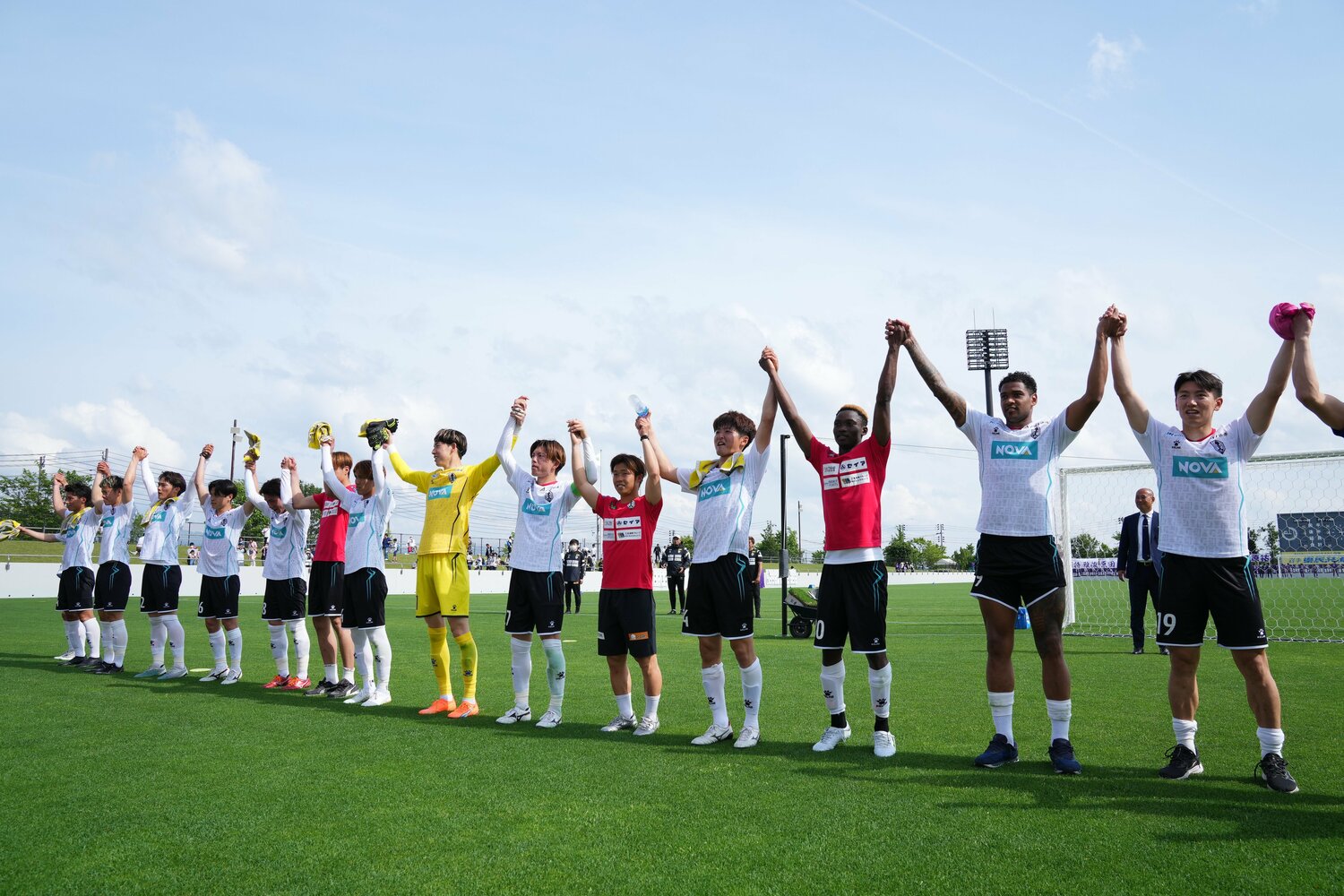 2023年5月、いわぎんスタジアムで行われた天皇杯1回戦。クリアソン新宿に勝利したいわてグルージャ盛岡の選手たち　©JFA/AFLO