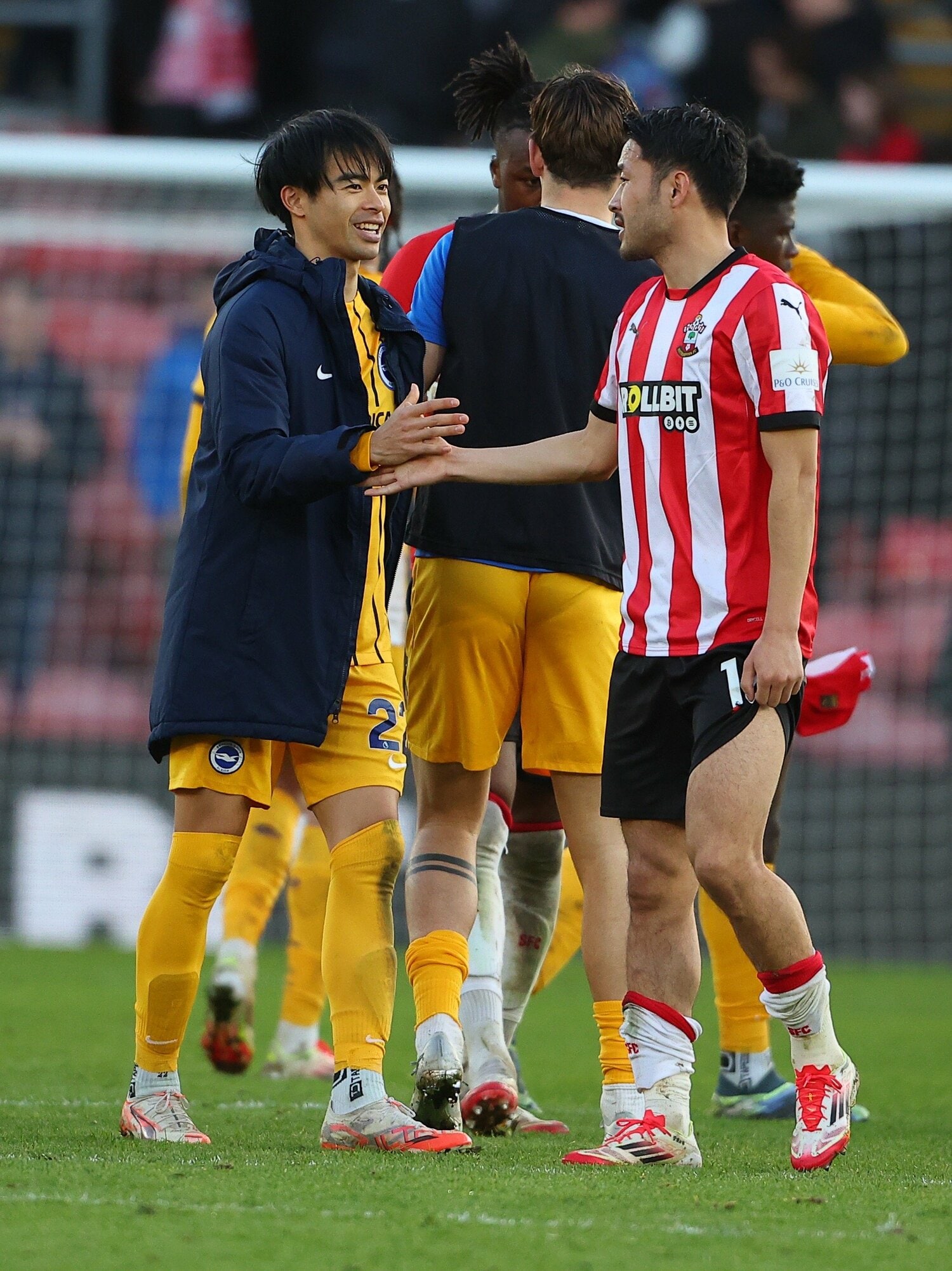 サウサンプトン菅原由勢は後半開始から途中出場した。試合後に三笘と握手　【ゴール5枚目／全5枚】　©Getty Images