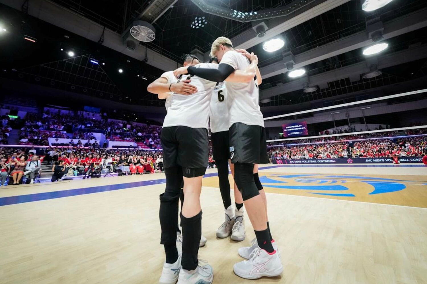 試合後、恒例となった“ミドルの円陣” ©︎Volleyball World