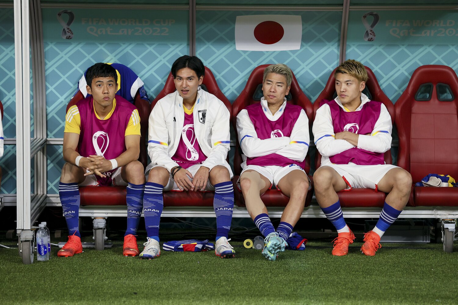 ベンチで待機する遠藤（一番左）　©Kaoru Watanabe/JMPA