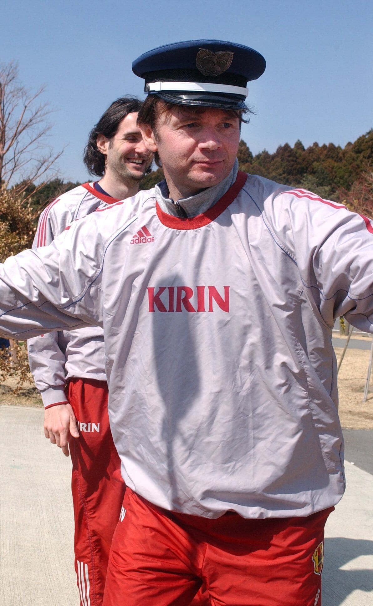 サッカーのワールドカップ（Ｗ杯）日本代表候補合宿で、警備員の帽子をかぶり「取材禁止」とおどけるフィリップ・トルシエ監督　©JIJI PRESS