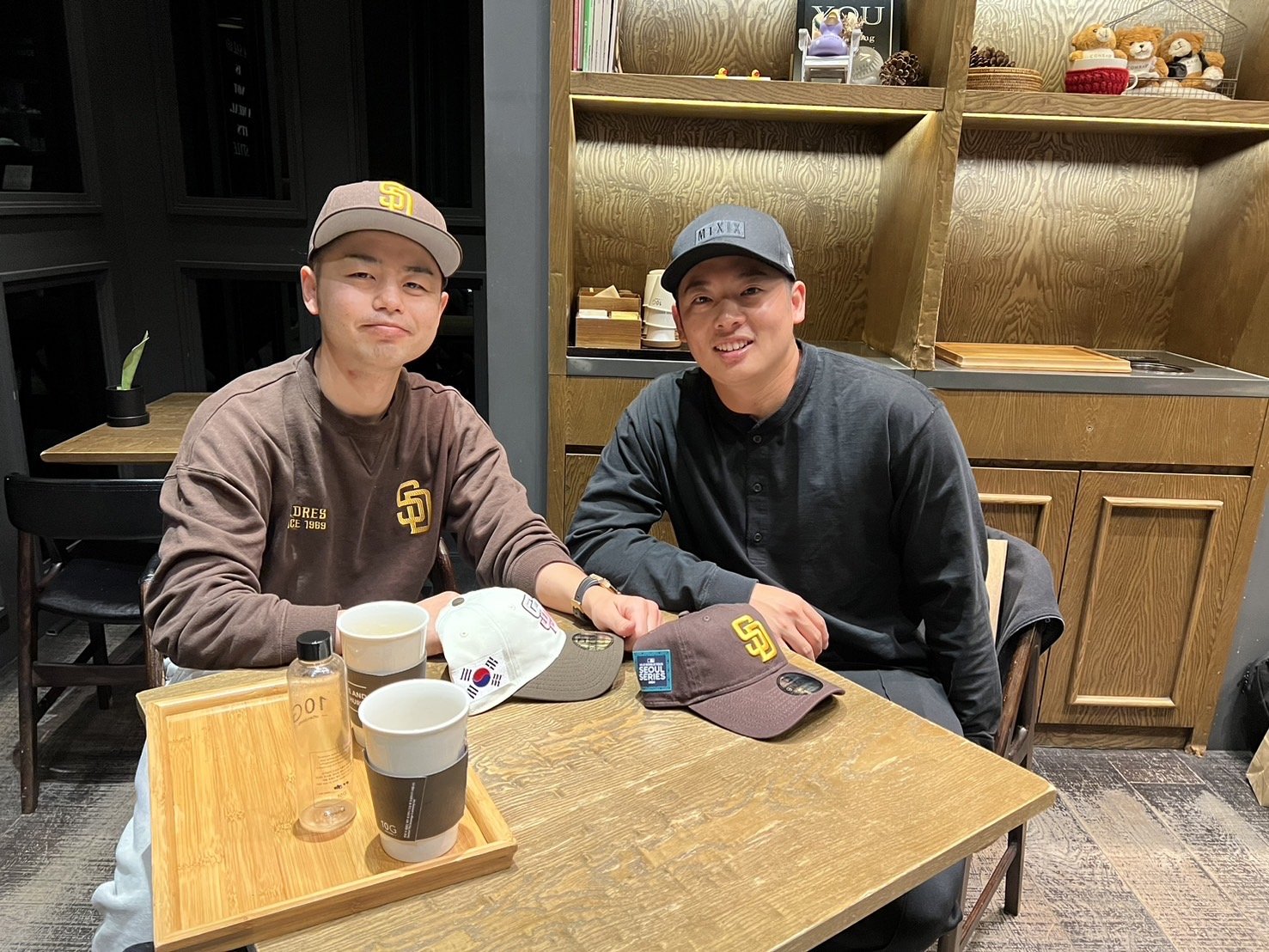 MLBデビューとなった開幕戦の前日、松井のもとを訪れたサカモト氏（左、本人提供）