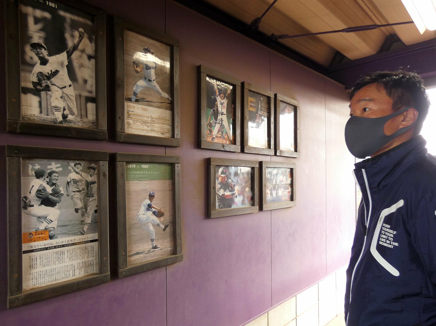 球場の通路に飾られた愛工大名電OBたちの写真 ©Kotaro Tajiri