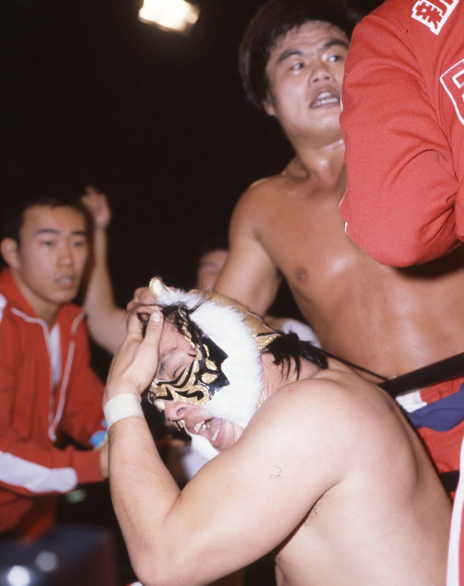 1982年10月22日、リングに乱入して初代タイガーマスクのマスクを引き裂く小林邦昭　©︎東京スポーツ新聞社
