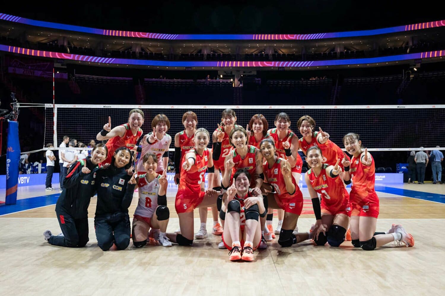 VNL女子予選ラウンド第1週カナダ大会の初戦、フランスに3-1で勝利した日本代表。中川（後列左から3番目）も第4セットから出場し、勝利に貢献した　©︎Volleyball World