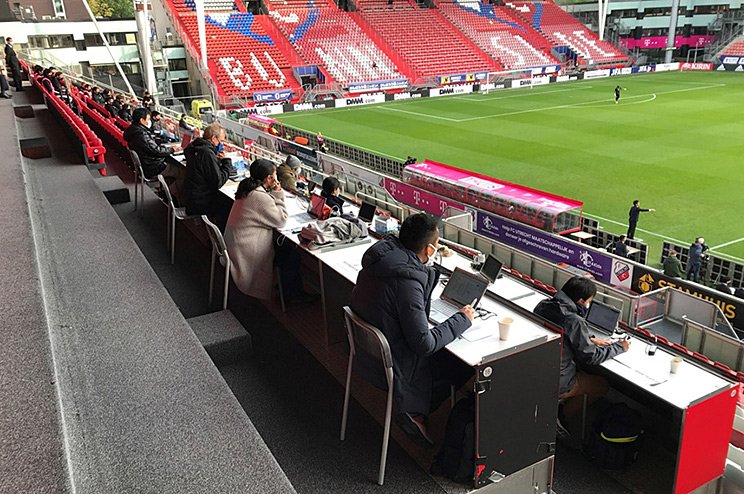 メディアもソーシャルディスタンスを守った©JFA