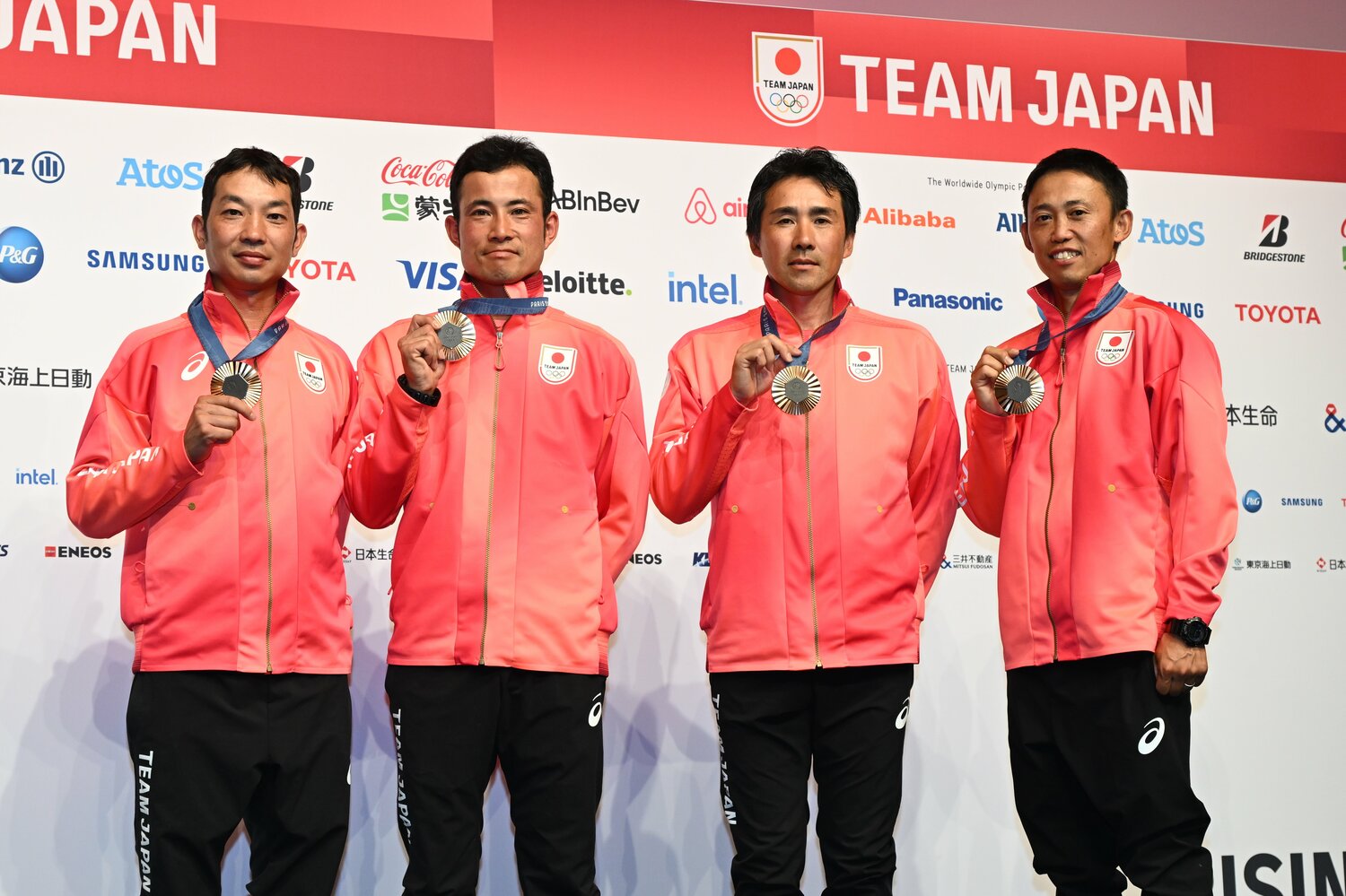 期せずして4人全員分のメダルを手にした「初老ジャパン」。左から田中利幸39歳、北島隆三38歳、大岩48歳、戸本一真41歳　©Naoya Sanuki/JMPA