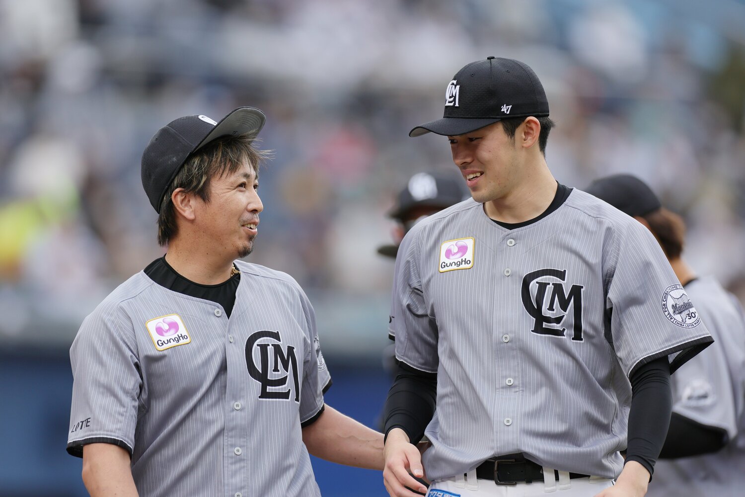 試合後、言葉を交わす益田と佐々木朗希 ©︎JIJI PRESS