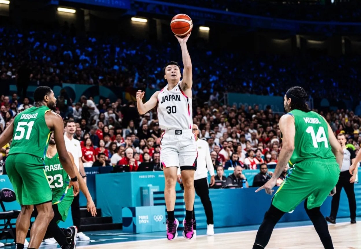 ブラジル戦でシュートを放つ富永 ©︎FIBA