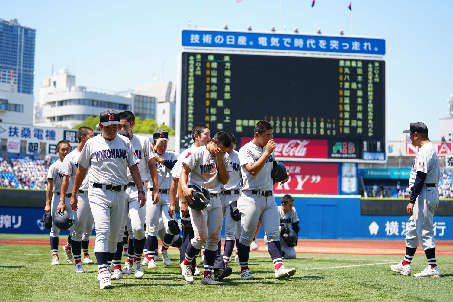 慶應高に逆転で敗れ、涙で引き上げる横浜高校野球部 ©JIJI PRESS