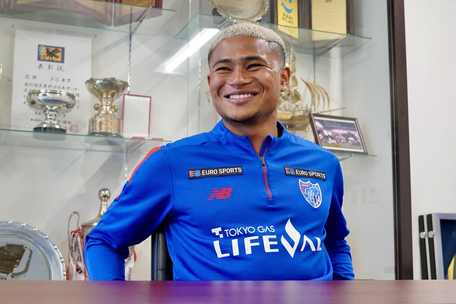 インタビュー中の佳史扶　©Atsushi Iio