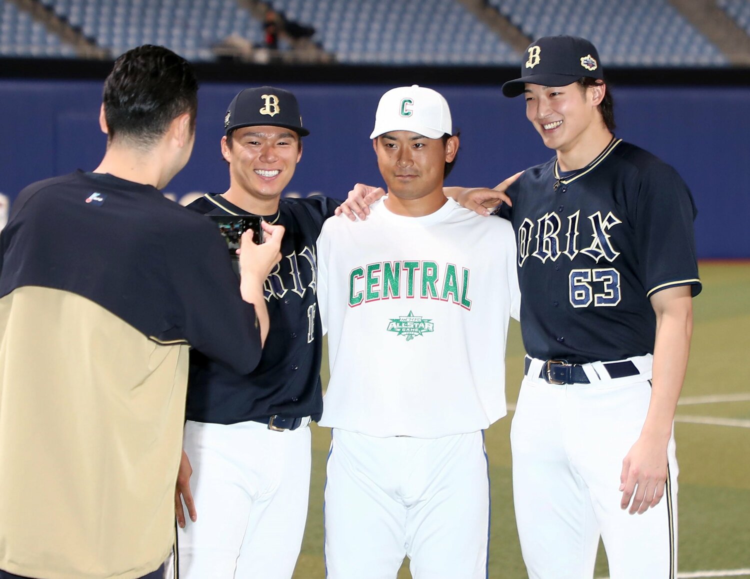 7月のオールスター試合前、笑顔で記念撮影する山本、今永、山崎颯一郎　©Sankei Shimbun 