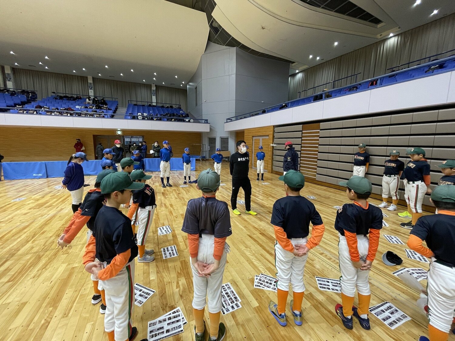 柔道整復師によるストレッチ指導の様子　©︎Ayako Oikawa