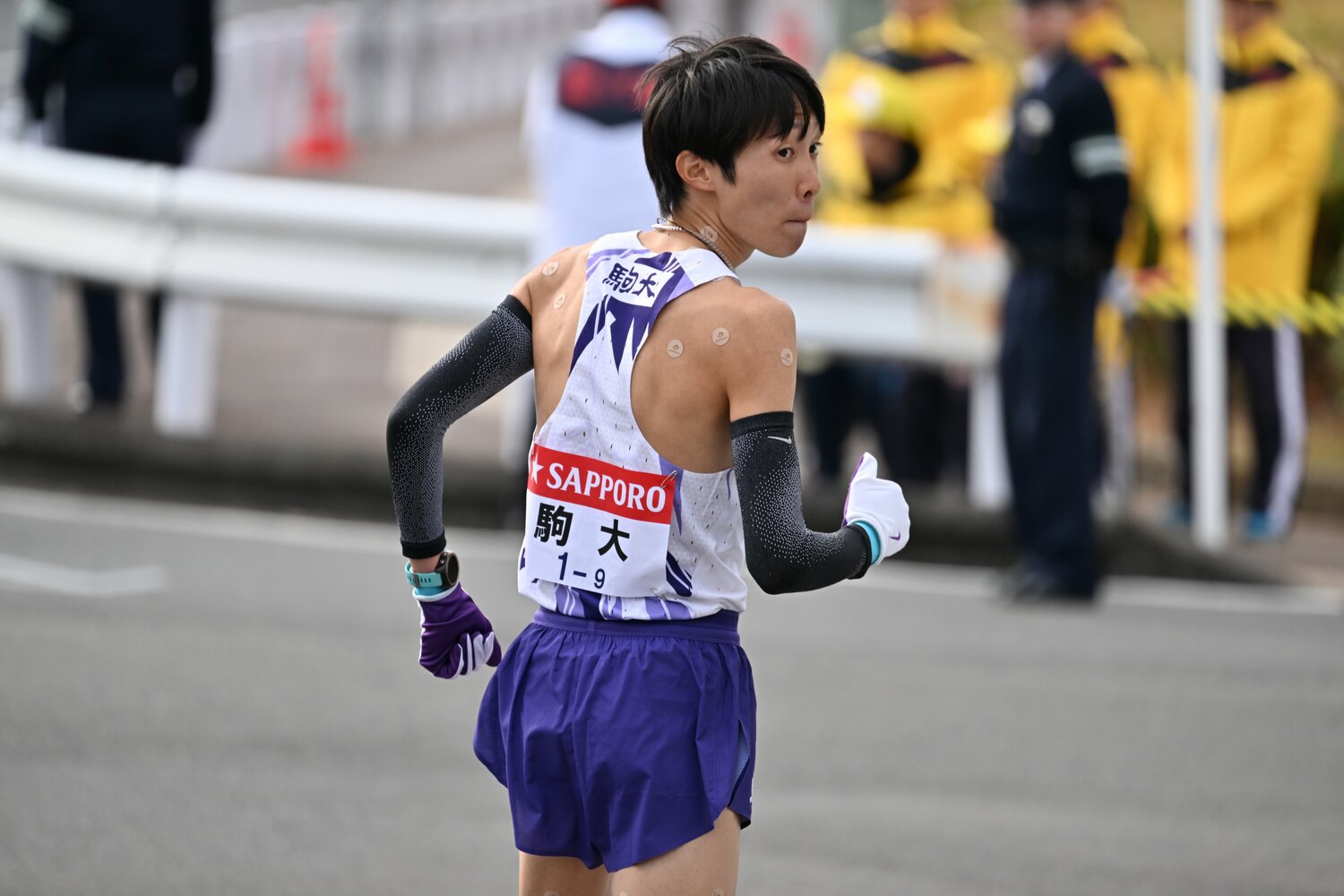 戸塚中継所で8区を走る赤星を待つ花尾　©Naoya Sanuki