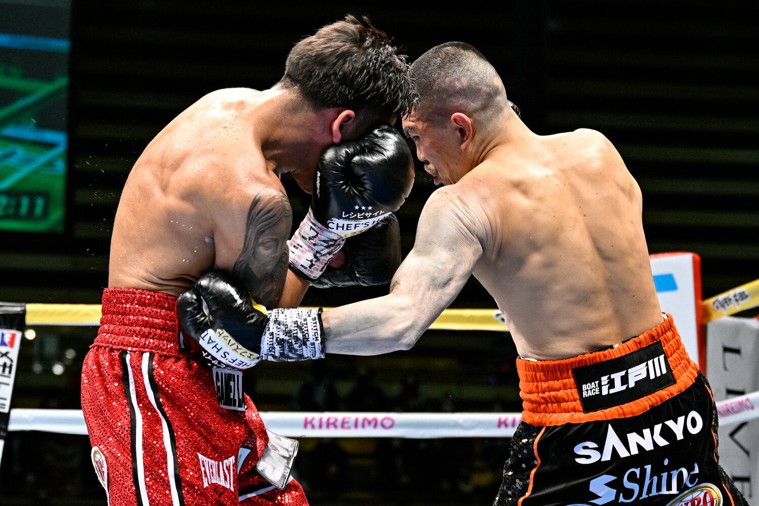 3回、フランコのボディを攻める井岡一翔　©Hiroaki Yamaguchi