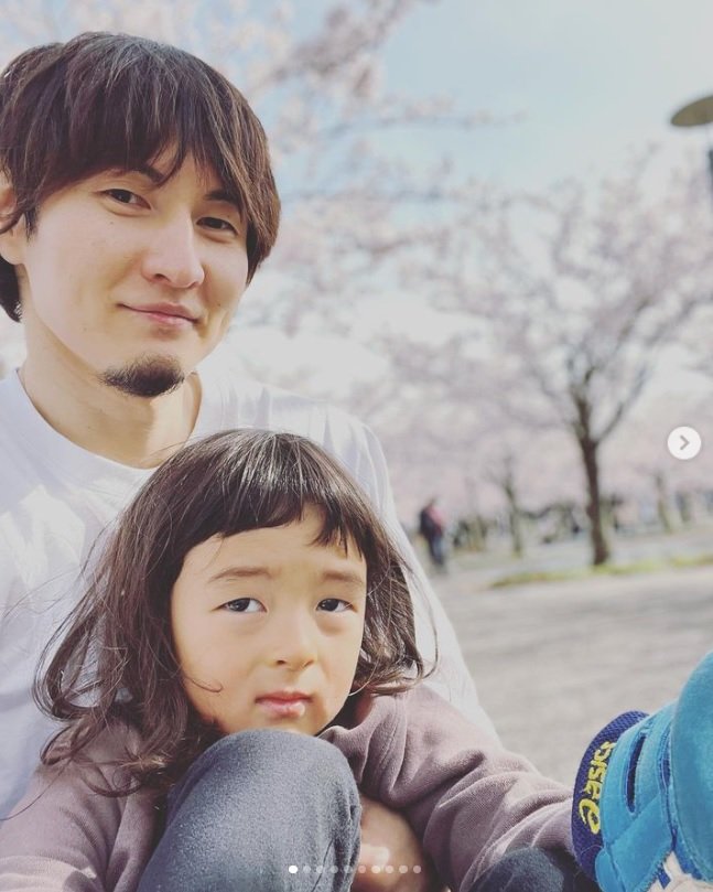 岡田選手と朔玖君／本人のInstagramより引用