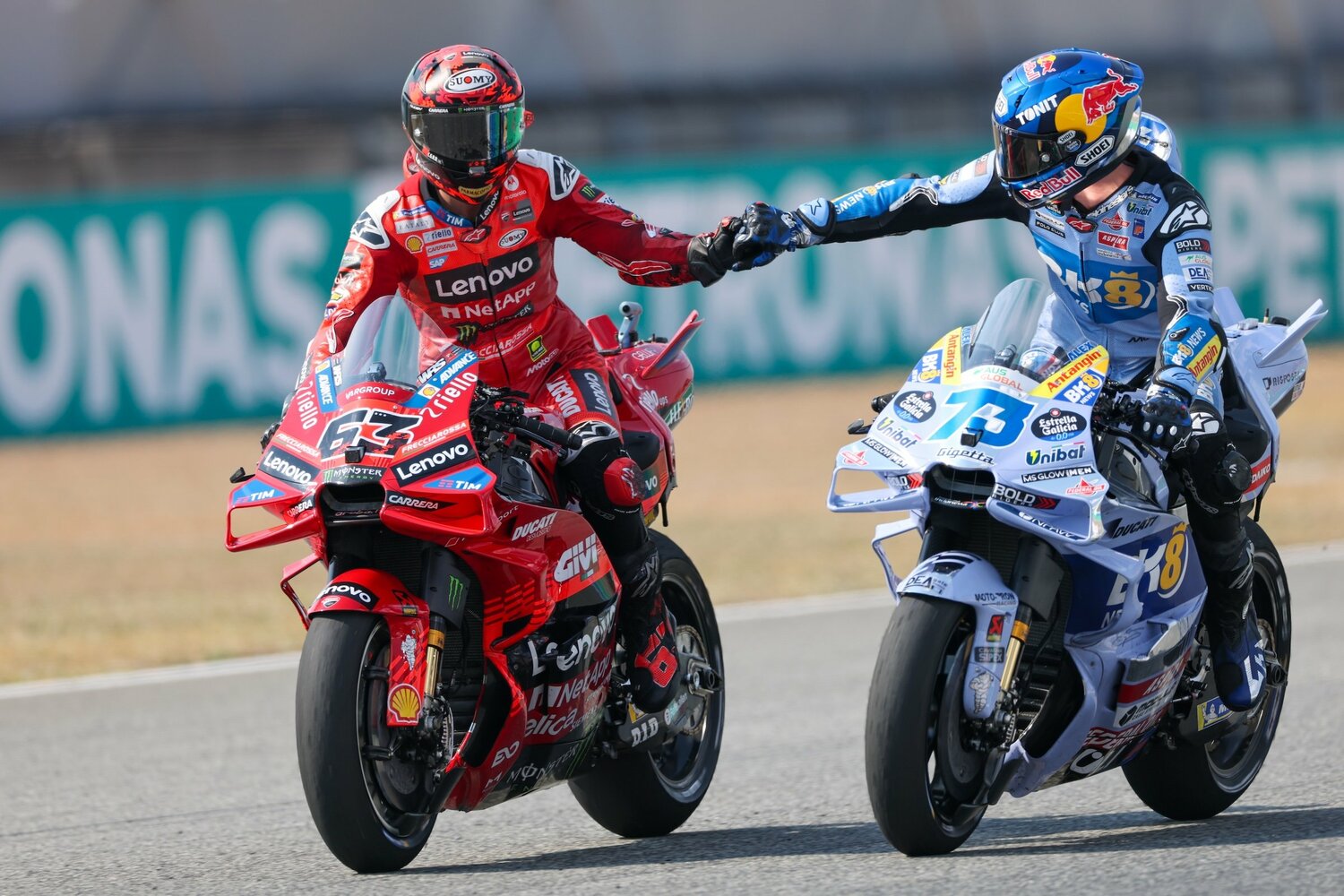 タイGPでは3位表彰台に立ったバニャイア（左）はアルゼンチンGPでは4位。今後の巻き返しはなるか　©Saotshi Endo