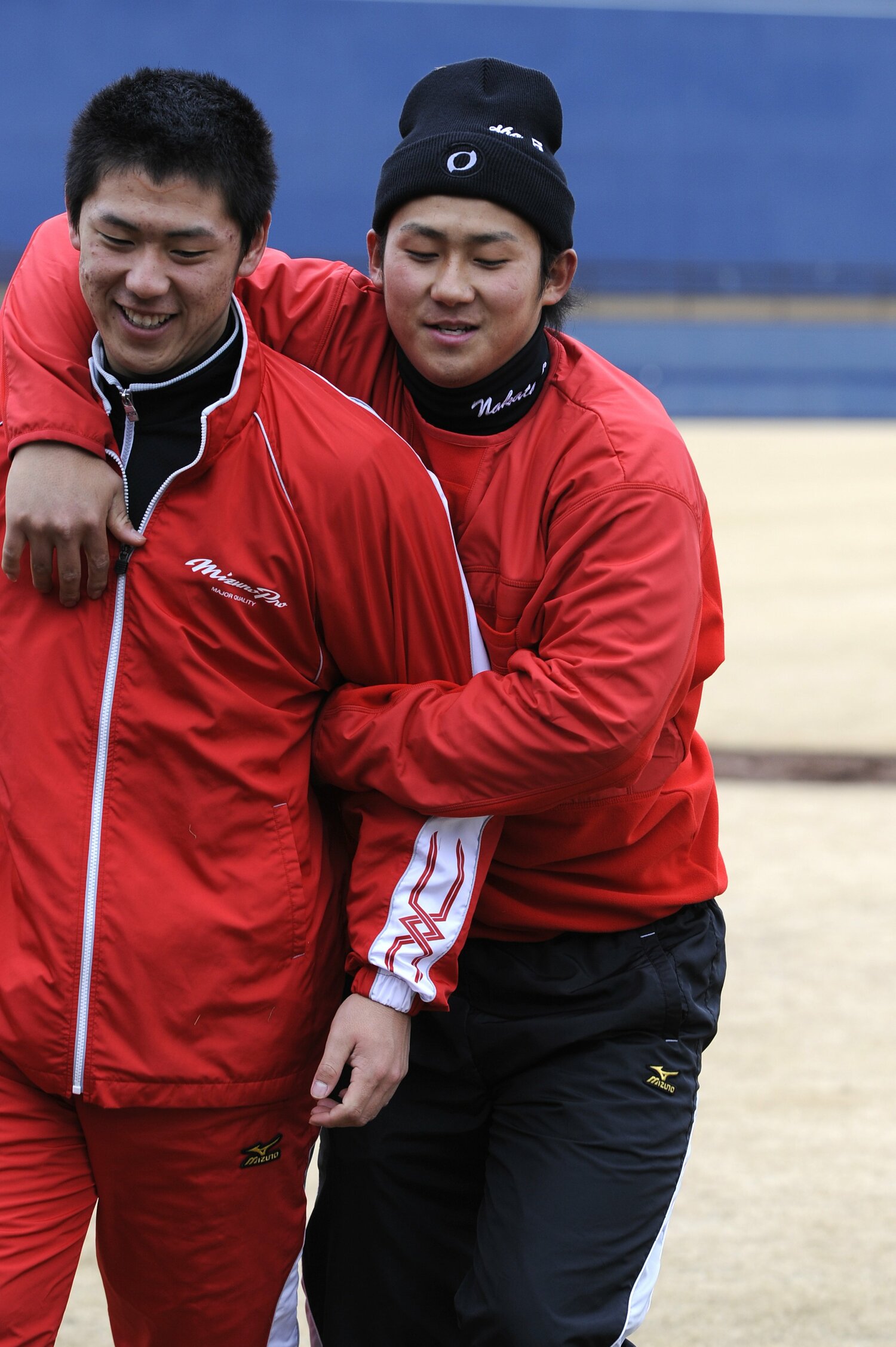 新人合同自主トレで、チームメートにちょっかいを出す18歳の中田翔　©︎Takuya Sugiyama