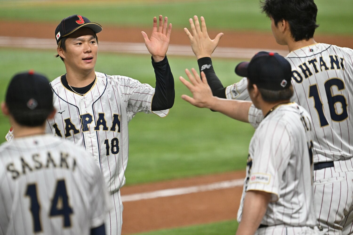 WBC準決勝のメキシコ戦でハイタッチする山本由伸と大谷翔平　©Naoya Sanuki