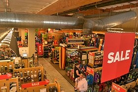 大型アウトドアショップ「REI」の店内。 