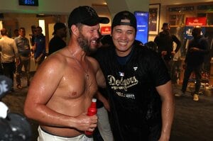 【秘話】「オオタニは想像以上だった」カーショーが大谷を認めるまで…歓喜の日、なぜ耳元で感謝を伝えたのか？