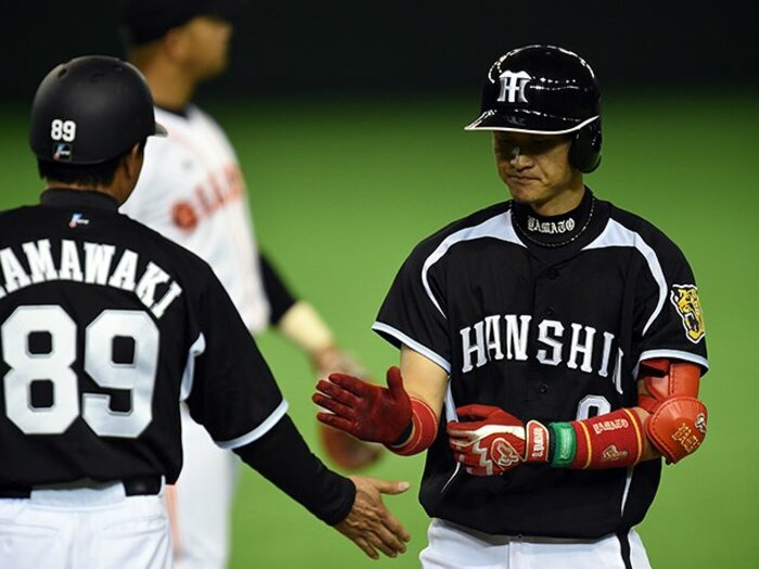 セカンドに負傷者が続出する阪神。岡田彰布流リスクマネジメント術とは。<Number Web> photograph by Naoya Sanuki