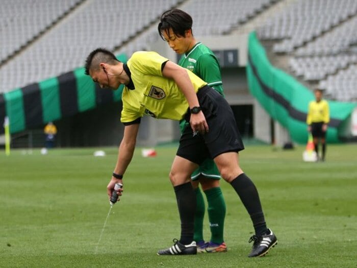 Jリーグ審判が使う「シュッと消える」スプレー秘話　開発した鹿島＆浦和の熱烈サポーターがこだわった“芝への影響”とは＜Number Web＞ photograph by J.LEAGUE