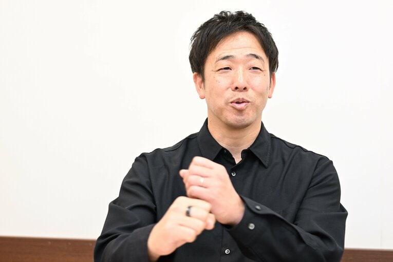 当時について懐かしそうに語る金古　©Keiji Ishikawa