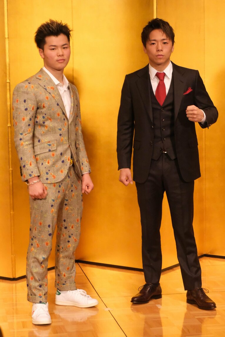 カメラに向けてポーズをとる両者　©Norihiro Hashimoto