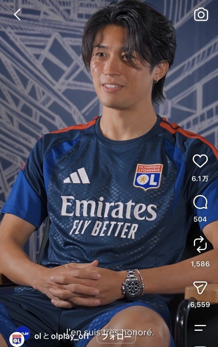 練習着姿で英語にてインタビューを受ける中村敬斗　※リヨンの公式インスタグラムより