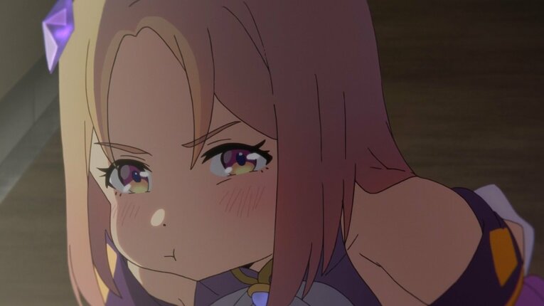 菊花賞のレース前、テイエムオペラオーにちょっかいをされ、頬を膨らせるナリタトップロード　©Cygames, Inc.