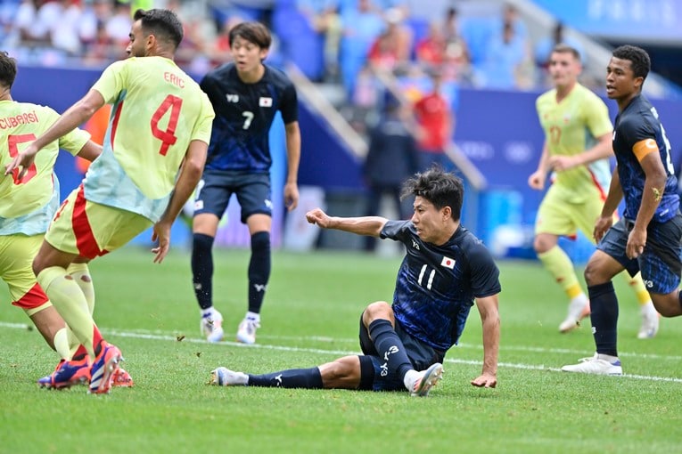 藤田からのパスを細谷が受けた「相手背負ってるのにオフサイド」の一部始終（全20枚中の13枚目）©Takuya Nakachi/JMPA