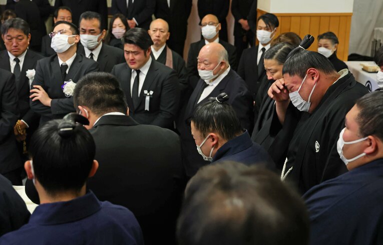 昨年12月、故錣山親方（元関脇寺尾）の告別式で、涙を流す阿炎（右手前から2人目）　©JIJI PRESS