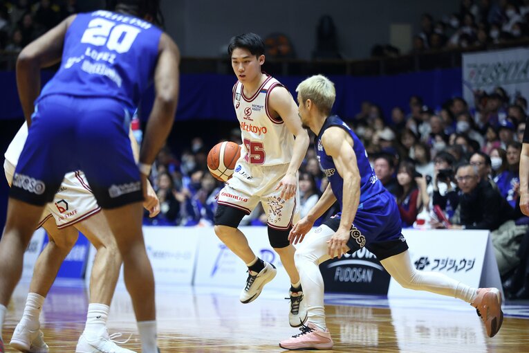 初挑戦のBリーグで存在感を見せる岡田のプレー　©B.LEAGUE