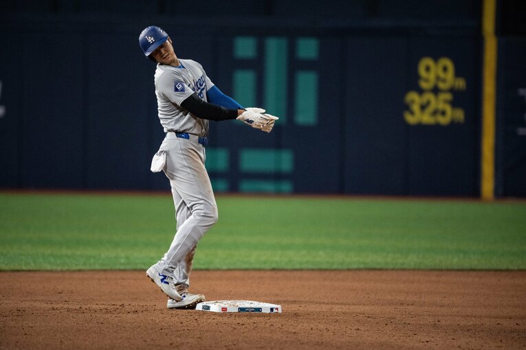 盗塁後の一コマ…ポケットに注目。審判が近づいて…　©Nanae Suzuki